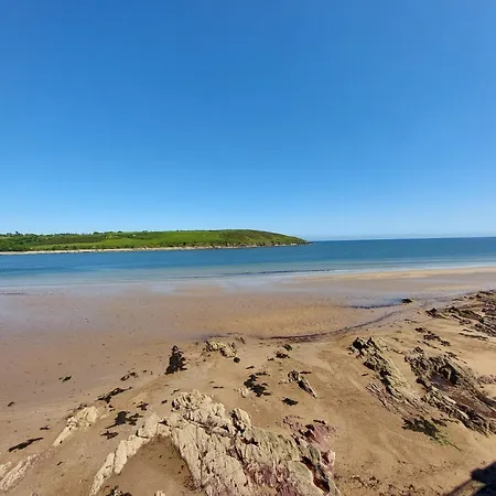 Happy Sandy Feet: Cozy Seaside Retreat In Villa Youghal