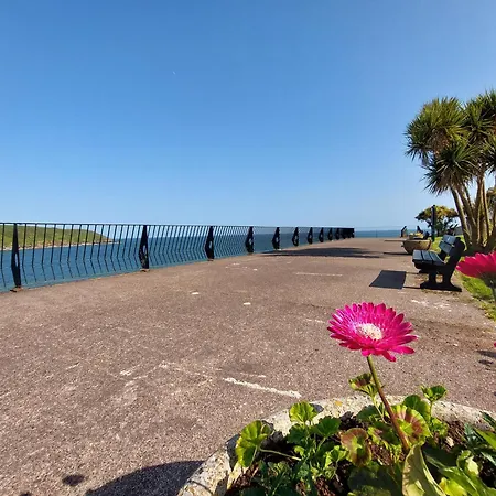 Happy Sandy Feet: Cozy Seaside Retreat In Villa Youghal