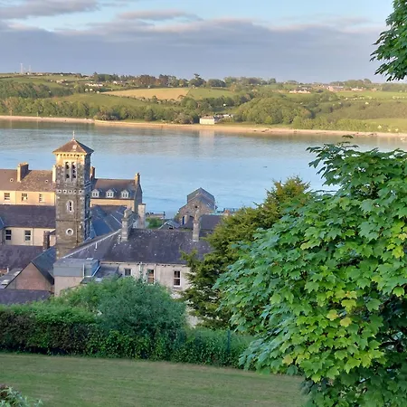 Happy Sandy Feet: Cozy Seaside Retreat In * Youghal