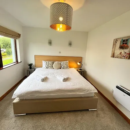 Sea Whispers - My Charming Costal Retreat In 别墅