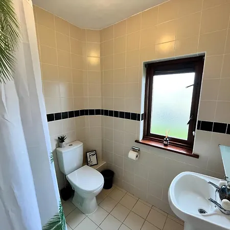 Happy Sandy Feet: Cozy Seaside Retreat In Villa Youghal