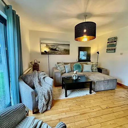 Happy Sandy Feet: Cozy Seaside Retreat In * Youghal