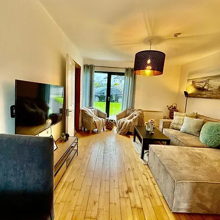 Happy Sandy Feet: Cozy Seaside Retreat In Villa Youghal