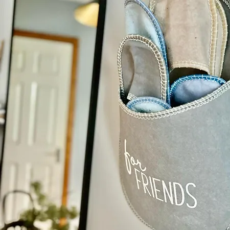 Happy Sandy Feet: Cozy Seaside Retreat In * Youghal