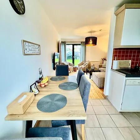 Happy Sandy Feet: Cozy Seaside Retreat In Villa Youghal