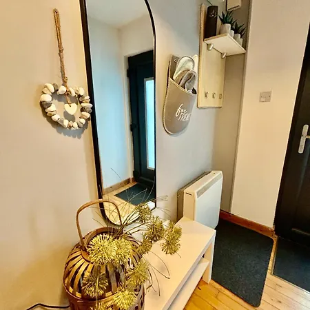 Happy Sandy Feet: Cozy Seaside Retreat In *
